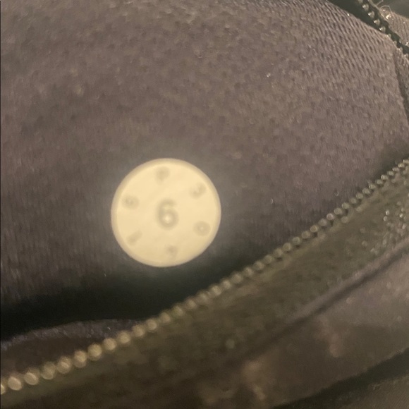 Lululemon skirt black size 6. Excellent condition - Picture 4 of 4